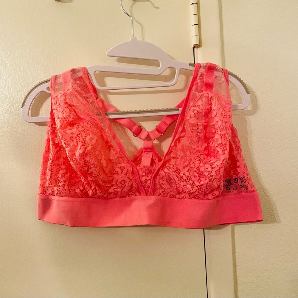 Pink lace bralette with heart details
